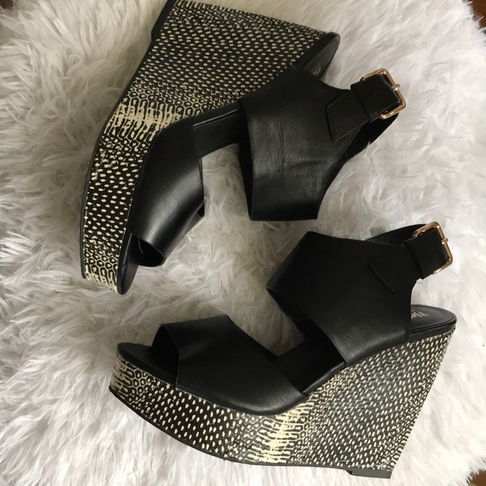 ✨ Black/ Cream Pattern Wedge ✨ - Only worn once